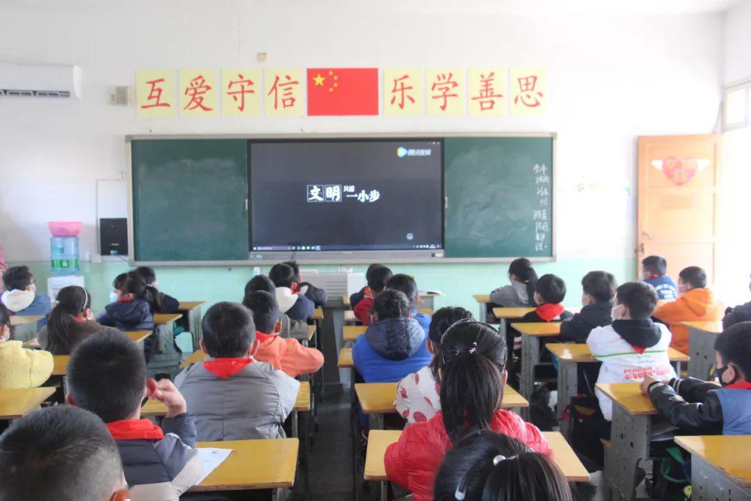 女孩清洁音乐室